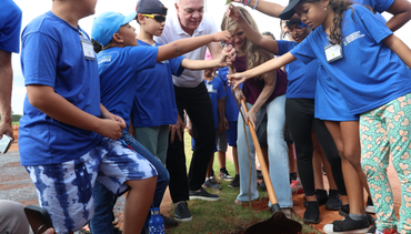 Prefeitura inicia projeto “Avenidas dos Ipês” com o plantio de mudas no canteiro central da avenida Sacadura Cabral e reforça sustentabilidade em Uberlândia
